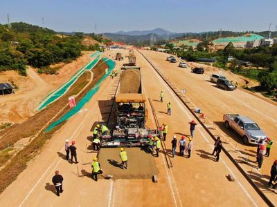 潮州東聯(lián)絡(luò)線路面工程開(kāi)始施工