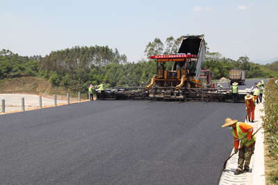 惠清高速項(xiàng)目路面工程瀝青上面層試驗(yàn)段成功鋪筑