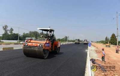 新洲陽大公路工程開始攤鋪瀝青,年底可達(dá)到主線通車目標(biāo)