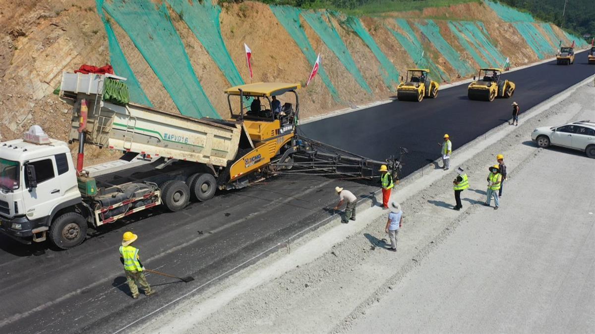 拓寬通往老區(qū)的道路,230國(guó)道七里坪至紅安縣城段改擴(kuò)建工程加速推進(jìn)