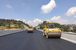 中國(guó)水利水電第三工程局 基層動(dòng)態(tài) 石瀘高速公路項(xiàng)目路面瀝青上面層開始施工