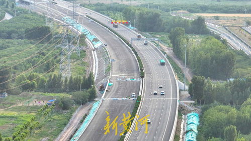 濟(jì)菏高速長清段瀝青鋪設(shè)已完成,雙向八車道初具規(guī)模