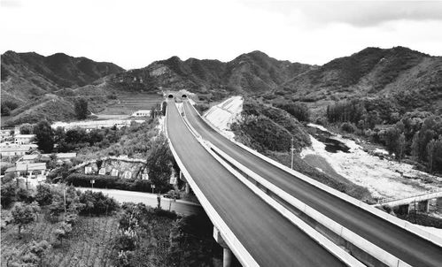 凌綏高速公路首段瀝青路面貫通，通車在即推動(dòng)區(qū)域發(fā)展