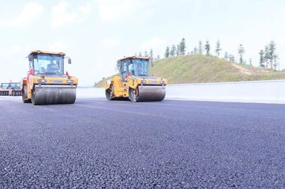 尋龍高速建設(shè)新進(jìn)展 ATB-25上基層試驗(yàn)段啟動(dòng)攤鋪，路橋附屬工程勞務(wù)分包同步推進(jìn)